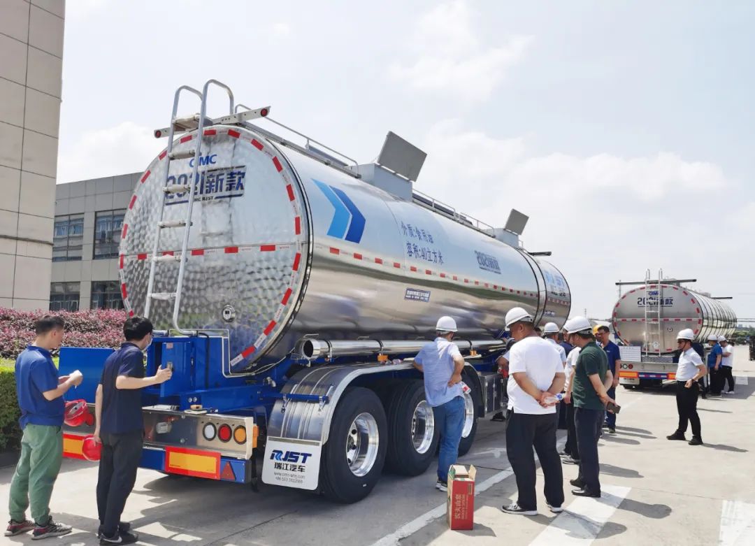 2021新款液罐車為何吸引眾多用戶慕名而來？你的好奇我來解答！
